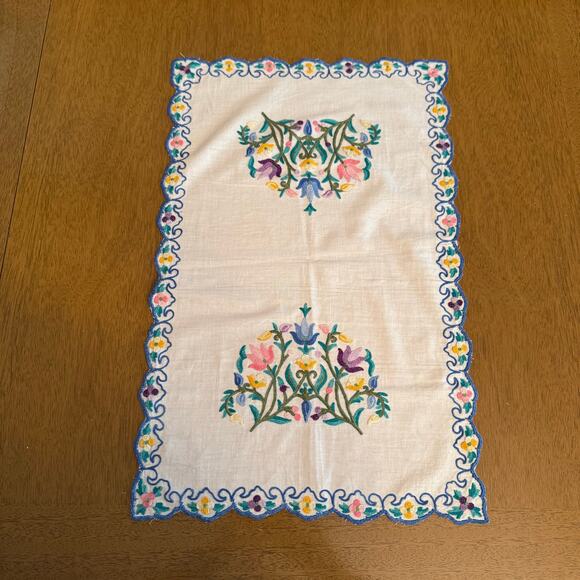 Vintage Kashubian Hand Embroidered Floral Table Runner and 6 Cloth Napkins - Picture 2 of 8